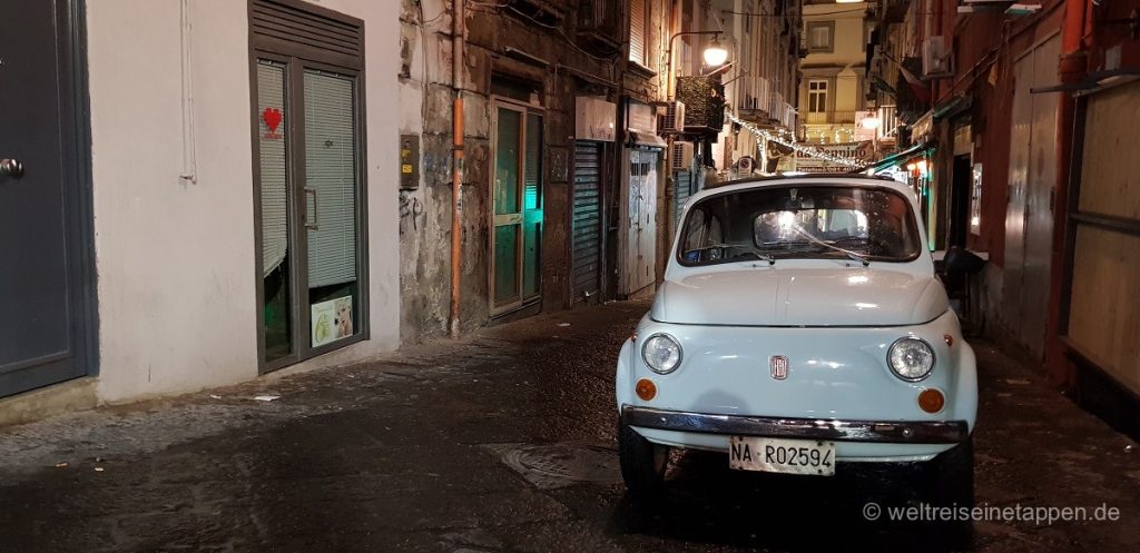 Fiat 500 in Neapel bei Nacht
