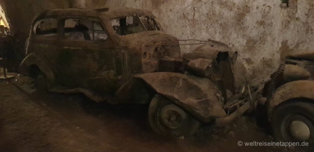 Katakomben in Neapel mit alten Autos