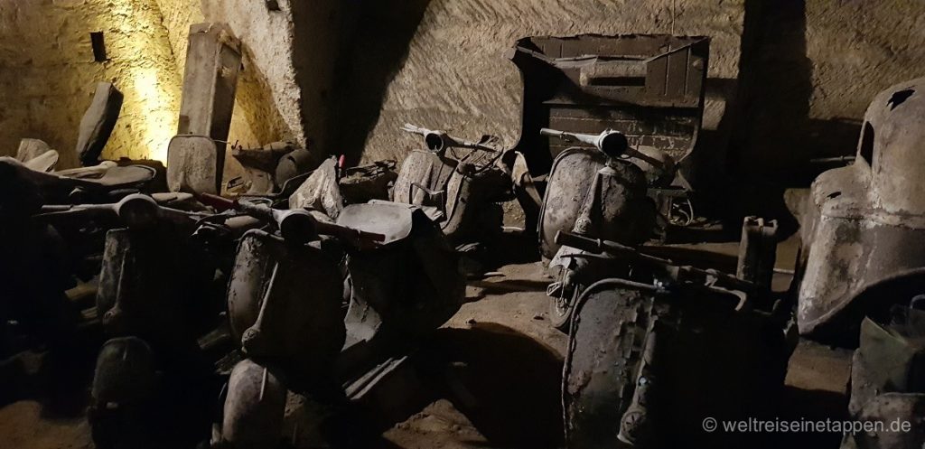 Katakomben Neapel mit alten Vespas