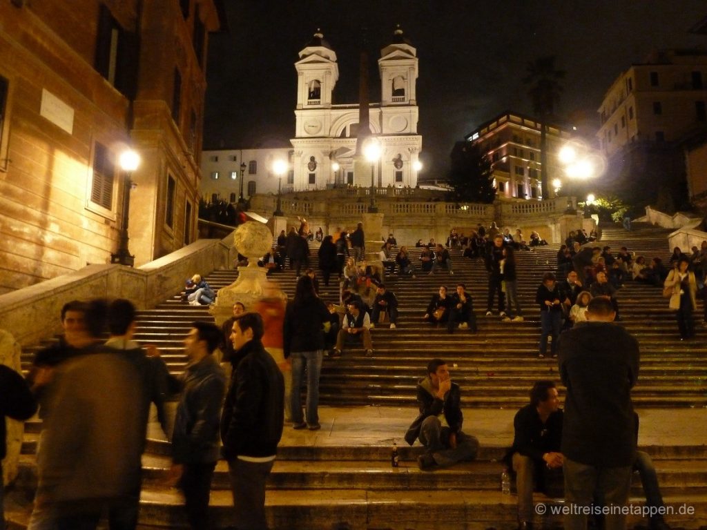 Spanische Treppe in Rom mit Menschen