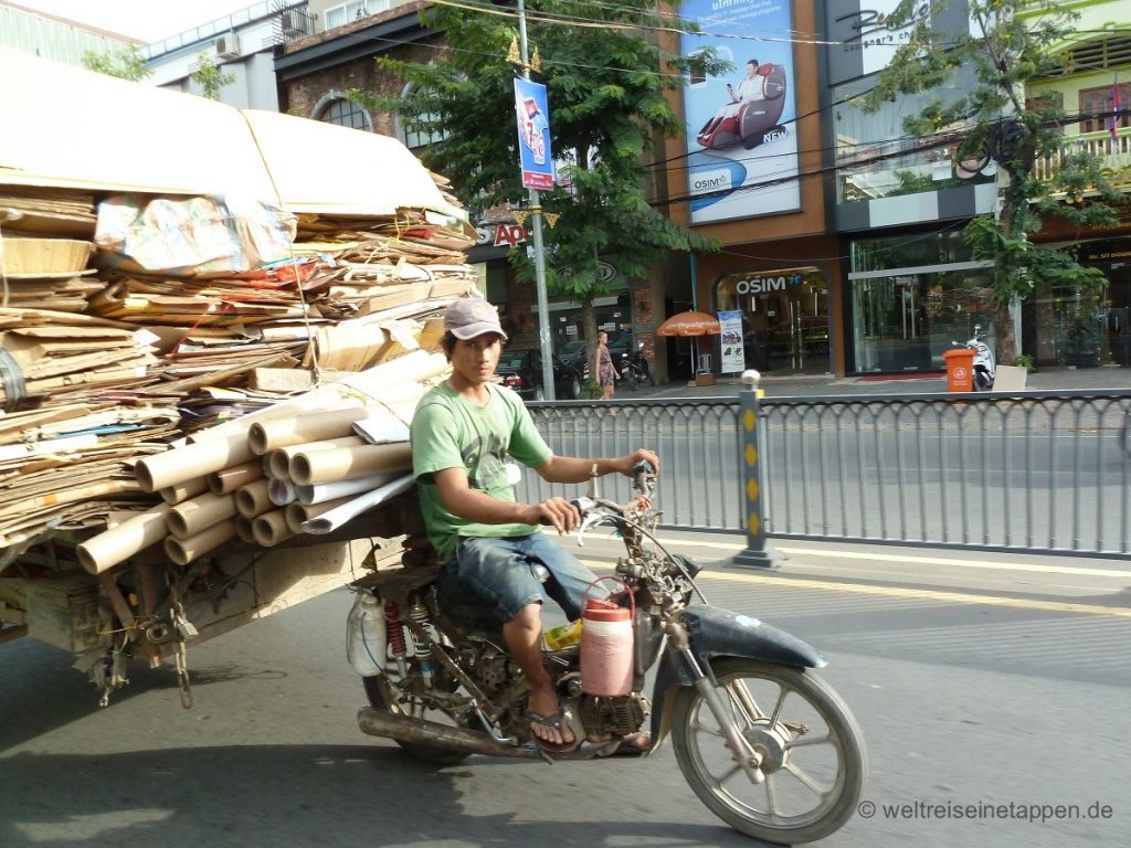 Mopedfahrer transportiert Altpapier in Phnom Penh