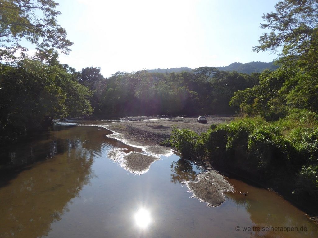 Die Straße endet und das Auto steht am Fluss in Costa Rica