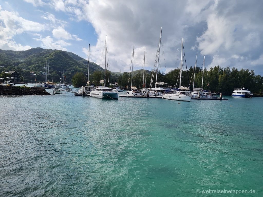 Segelboote Praslin Hafen