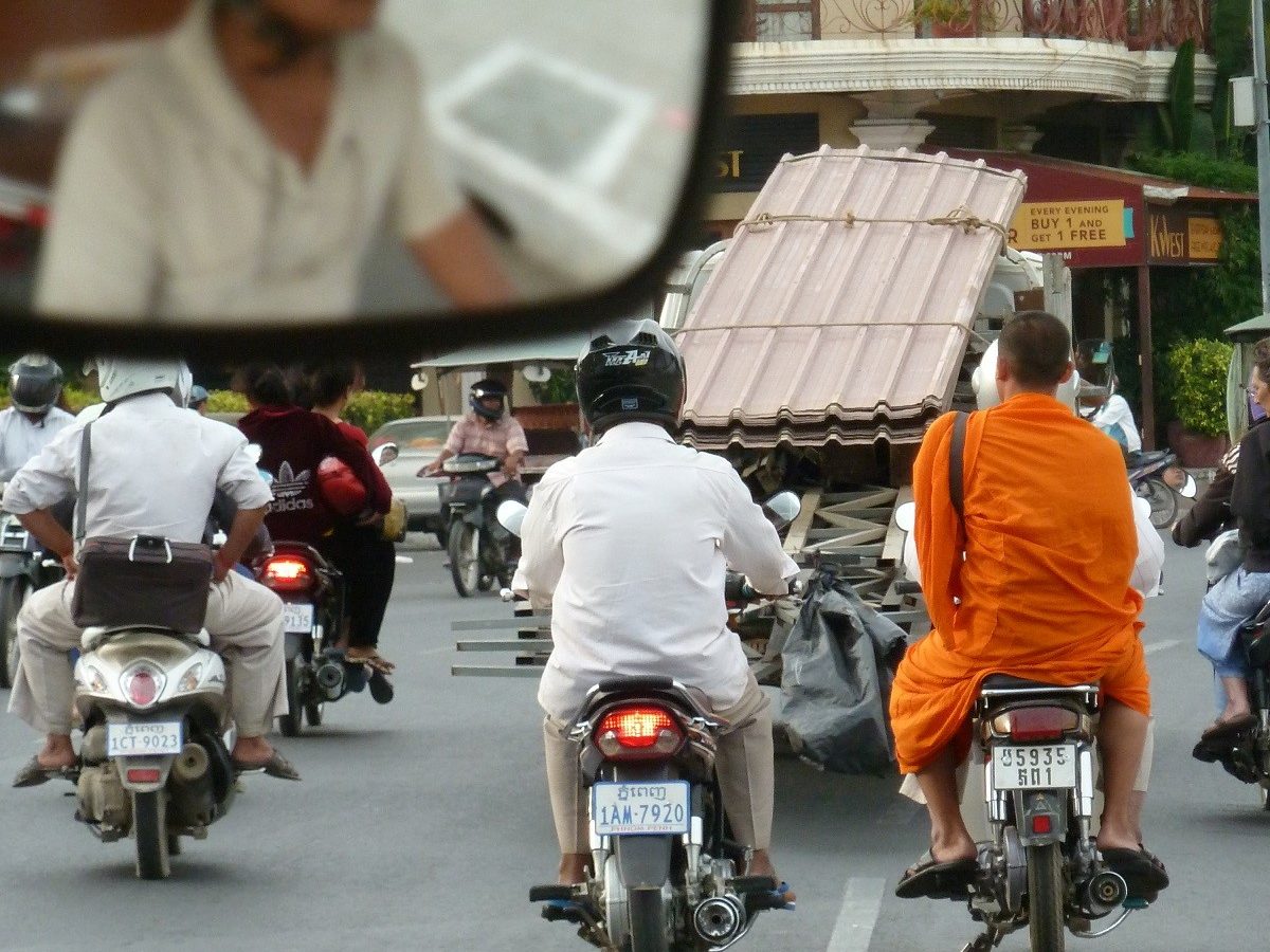 Mönch auf Motoroller in Kambodscha